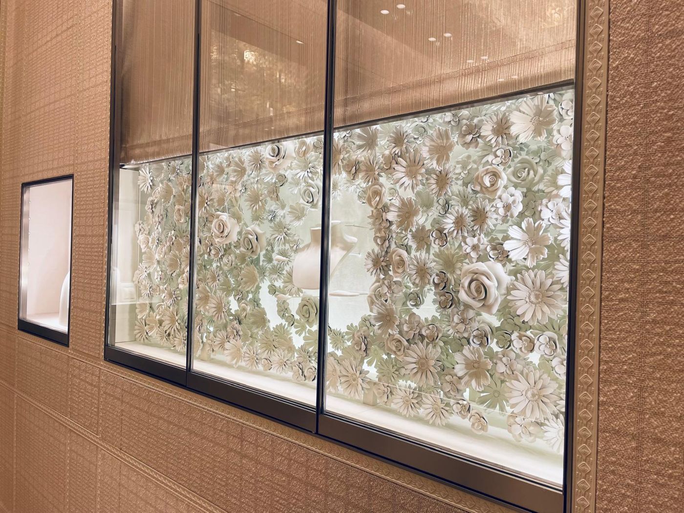 Escaparate de tienda decorado con una pared de flores blancas impresas en 3D