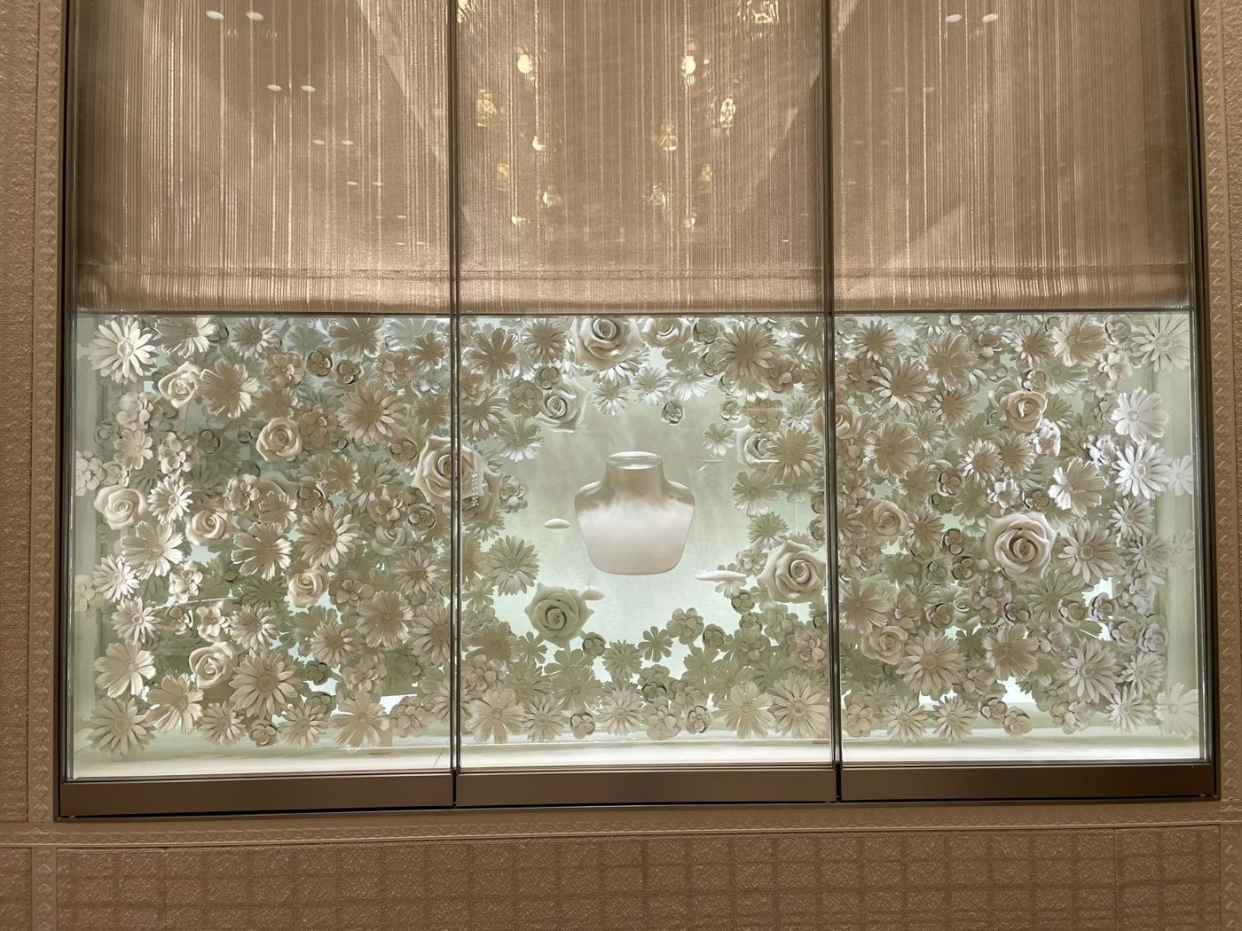 Detalle del escaparate con rosas y margaritas blancas en 3D